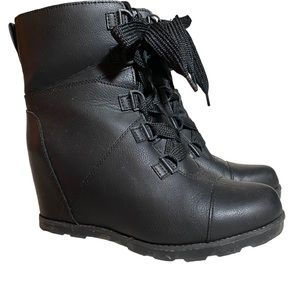 Universal Thread Katherine wedge boots Sz 9